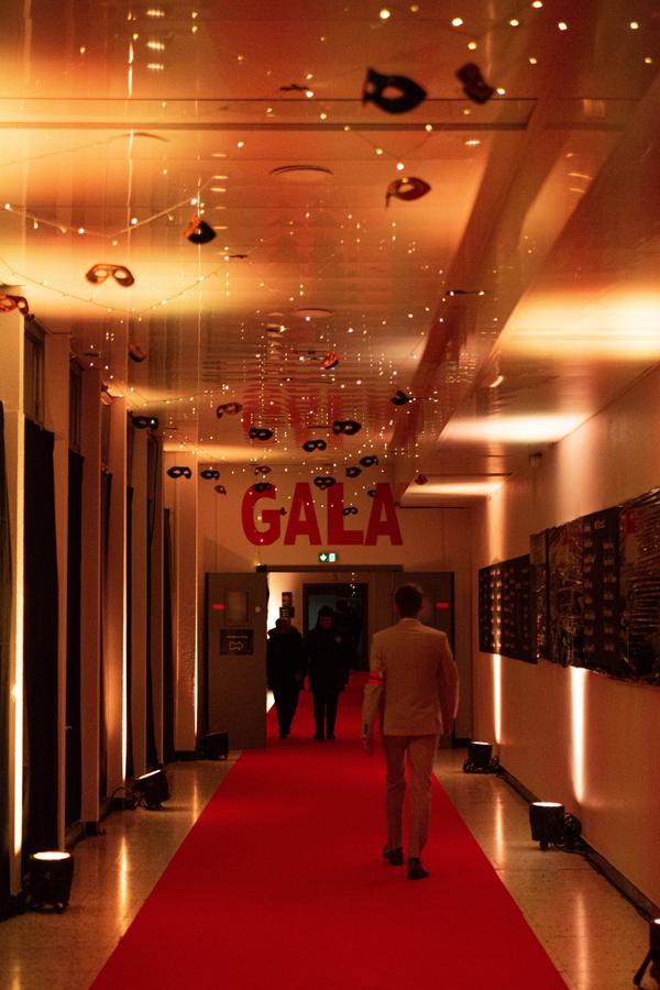 Invités remontant le tapis rouge vers l'enseigne GALA